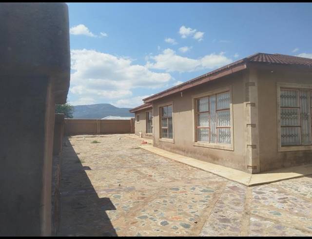 6 BEDROOM HOUSE FOR SALE IN MAKUNGWI